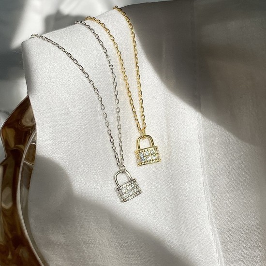 Dainty lock pendant in gold plated silver and cubic zirconia